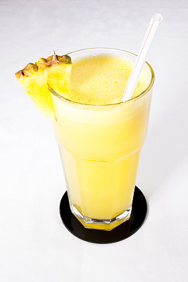 菠萝汁分离在白色背景图片下载