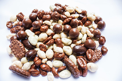 巧克力糖堆，白巧克力和牛奶巧克力和焦糖图片下载