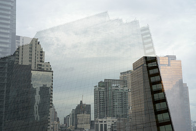 低角度多重曝光的高层企业建筑图片下载