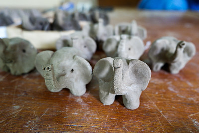 做陶器，用粘土做玩具。图片下载