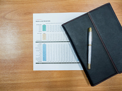 关闭笔记本和报告纸上的笔，俯视图图片下载