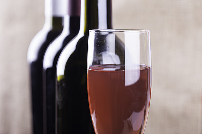 一杯rosenwine和剪影的瓶子特写图片下载