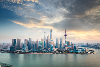 黄昏时分的上海金融区天际线素材图片