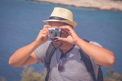 徒步旅行者用复古相机拍照图片下载
