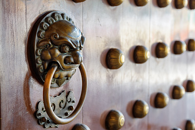 传统的中国东方门把手和门环素材图片