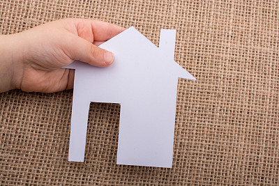 拿着帆布上的纸房子图片下载