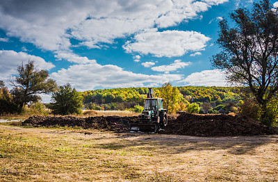 旧拖拉机在田里工作图片下载