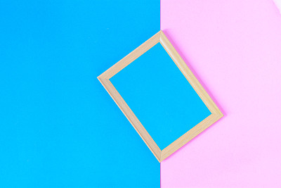 照片木框架上的彩色纸墙背景图片下载