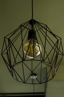 室内用金属制成的装饰性灯罩或吊灯和灯图片下载