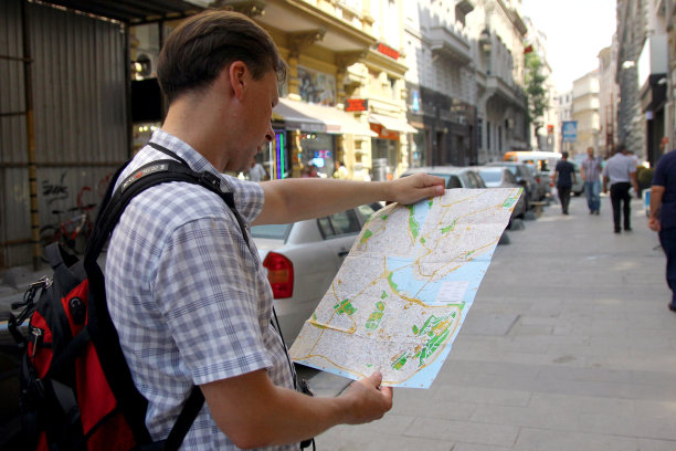 带着地图旅行的白人图片下载