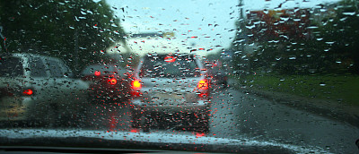 雨滴在玻璃上图片下载