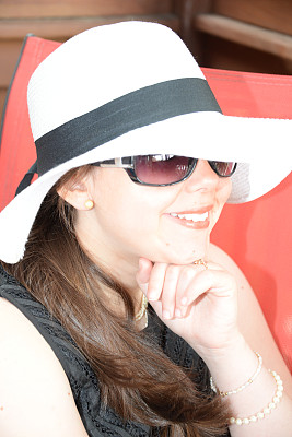 戴白帽的女士图片下载