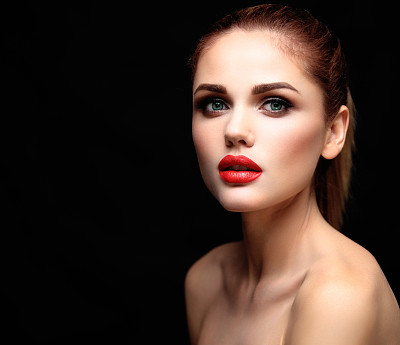 美丽的模特与长棕色波浪头发。红色的嘴唇图片下载