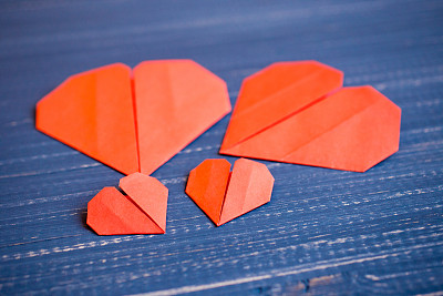 家人为情人节做准备。折纸的心。概念图片下载