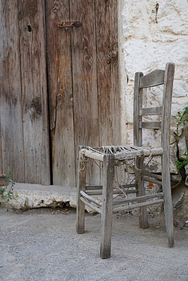 建筑前的旧木椅图片下载