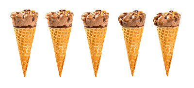多张巧克力味冰淇淋蛋筒在白色背景下融化的照片图片下载