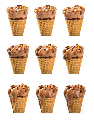多张巧克力味冰淇淋蛋筒在白色背景下融化的照片图片下载