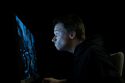 黑暗中的玩家图片下载