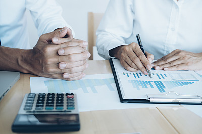 投资者工作新的启动项目。财务会议。图片下载