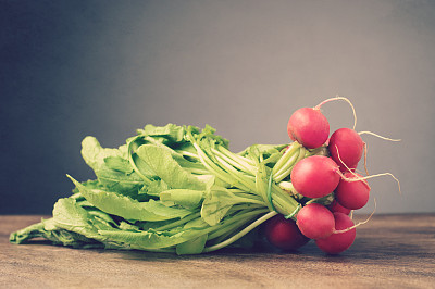 木桌上放着萝卜图片下载