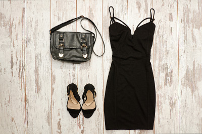 黑色的裙子，黑色的包和黑色的鞋。时尚的概念图片下载