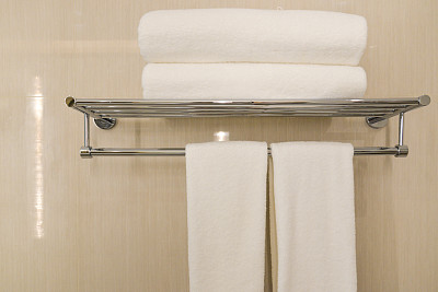 浴室白毛巾图片下载