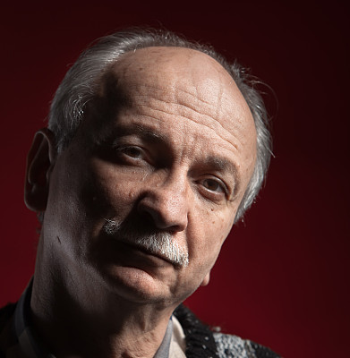 一个老人的特写图片下载