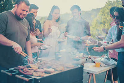 朋友们在烧烤聚会素材图片