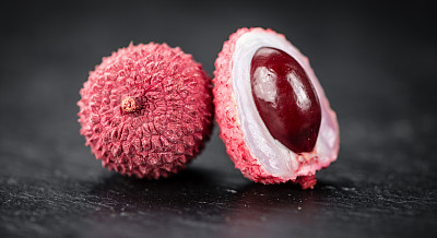 石板上的荔枝(选择性聚焦)素材图片