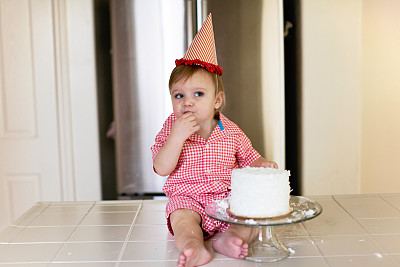 宝宝品尝第一个生日蛋糕图片下载