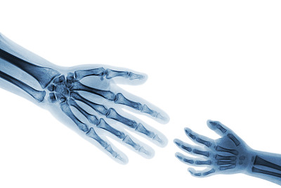 成人帮助儿童。图片下载