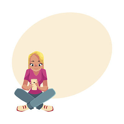 年轻女子交叉双腿坐着玩智能手机图片下载