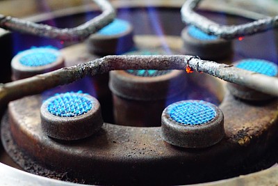 煤气从炉子中燃烧出来图片下载