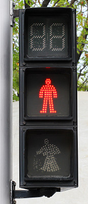 红色交通灯的图像。图片下载