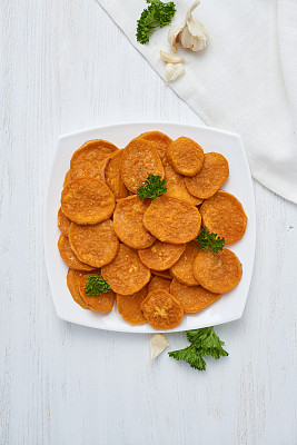 烤红薯（配欧芹、大蒜和盐）图片下载