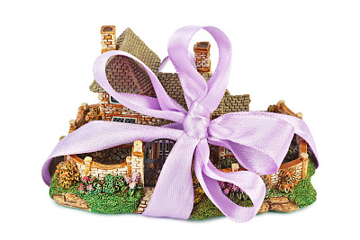 玩具屋和蝴蝶结作为礼物图片下载