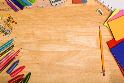 学生书桌上方的照片图片下载