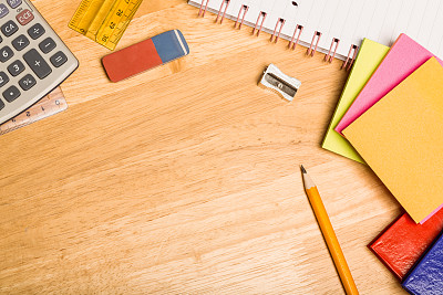 学生书桌上方的照片图片下载