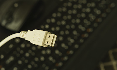 黑色背景上的白色usb插头图片下载