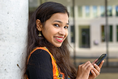 快乐友好的年轻印度学生图片下载