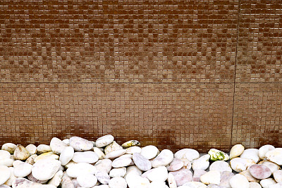 金色马赛克瓷砖背景与卵石石头图片下载