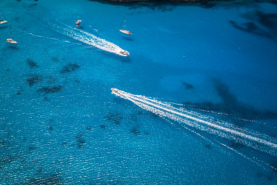 船在扎金索斯岛图片下载