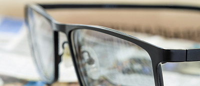 报纸上的眼镜。特写镜头，选择性聚焦。图片下载