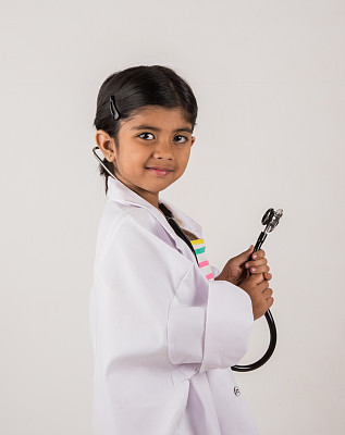 穿着医生制服的印第安小女孩，印第安小女孩医生图片下载