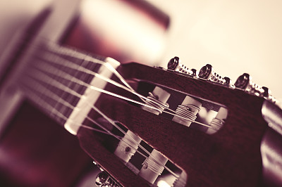 原声吉他的碎片。图片下载