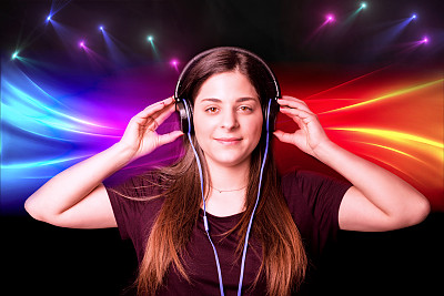 女孩和音乐，还有灯光效果图片下载