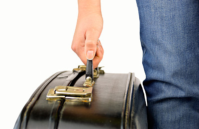 拿着一个旧手提箱的女人图片下载