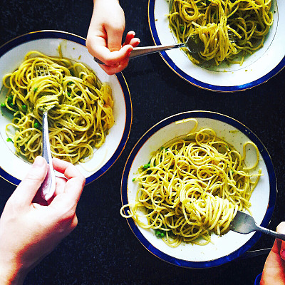 家人在吃香蒜酱和意大利面。图片下载