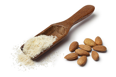 盛有杏仁粉的木勺素材图片
