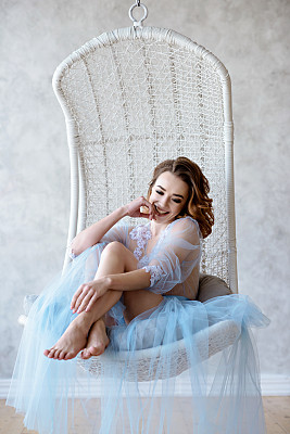 女性肖像可爱的女士在蓝色长袍室内图片下载